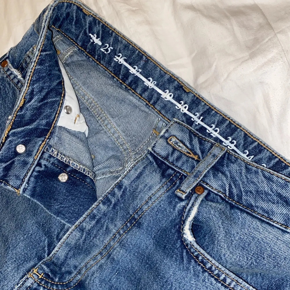 Supersnygga jeans från bikbok!🩵 Storlek 25. Säljer då dom är för små för mig :(. Jeans & Byxor.