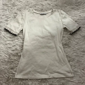 Zara tröja - Jättefin T-shirt med fina detaljer på ärmen. Storlek S men passar Xs också. Använd fåtal gånger och därför i mycket bra skick!💓