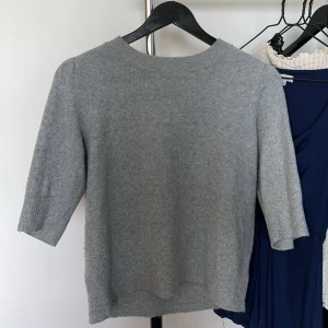 Grå tröja från ONLY - En enkel och stilren grå tröja från ONLY. Tröjan har trekvartslånga ärmar och en rund halsringning. Den är tillverkad i ett mjukt och bekvämt material. Den är använd 1 gång och har inga defekter! Frågor och pris kan diskuteras 💞💞