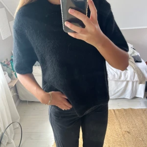 Kortärmad stickad tröja  - Säljer den populära stickad tröja i storlek L från ginatricot. Den är liten i storlek så passar även dig som är s-m beroende på önskad passform. Den har använts få gånger ❤️💕