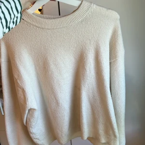 Stickad tröja från hm - jätte skön beige stickad från hm som inte kommer till användning längre