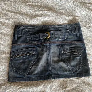 !Pris kan diskuteras! Extremt snygg jeanskjol från Pepe Jeans. Detaljer på bakre fickor och ett spänne för att justera midjan. Storlek S. Midjemått: 38+38cm Längd: 31cm