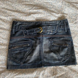 Jeanskjol Pepe Jeans London - !Pris kan diskuteras! Extremt snygg jeanskjol från Pepe Jeans. Detaljer på bakre fickor och ett spänne för att justera midjan. Storlek S. Midjemått: 38+38cm Längd: 31cm