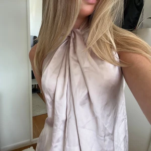 Fest topp - Säljer denna skitsnygga fest toppen från  zara som jag bara använt en gång. Jättefin till kostymbyxor och jeans tex, hör av er vid fler frågor eller funderingar!💕💕