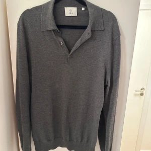 Bläck pikétröja - Säljer nu min feta pikétröja som är i fint skick. Hör av er vid frågor!