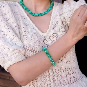 Smyckesset Halsband Armband Färgad Snäcka - Säljer nu ett fint smyckesset :) Halsband och armband i färgad snäcka. 🌞❤️ Turkos grönt samt vitt i grund. Perfekt till sommaren.  Längd Halsband: runt 46 cm i total längd. Längd Armband: runt 20,5 cm i total längd.  🌞🌻❤️