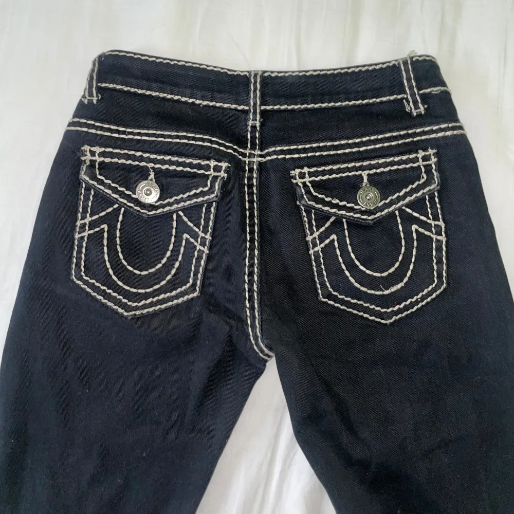 Sååå coola true religion jeans som tyvärr är för stora för mig!! Jättebra skick!  Be om fler bilder om det behövs!⭐️ Pris är diskuterbart!❤️‍🔥. Jeans & Byxor.