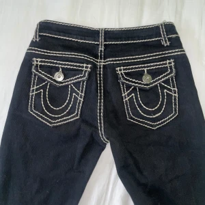 Feta true religion jeans 🔥 - Sååå coola true religion jeans som tyvärr är för stora för mig!! Jättebra skick!  Be om fler bilder om det behövs!⭐️ Pris är diskuterbart!❤️‍🔥
