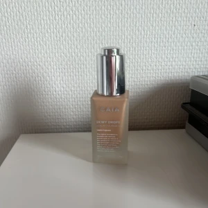 Caia dewy drops  - Caia dewy drops i färgen 20w provad en gång irpincip helt full, säljer då färgen inte passade mig alls🩷originalproduktioner 345kr 