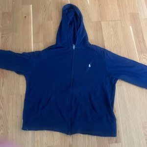 Ralph lauren zip - säljer denna ralph lauren zip som är i väldigt bra skick endast lite skrynklig, köpt på ralph laurens hemsida😊