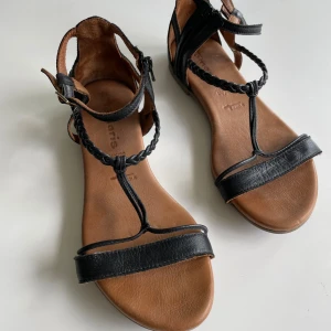 Sommarsandaler - Sköna sommarsandaler med dragkedja. Använda 2 ggr.