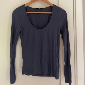 Mörkblå topp - Mörkblå mjuk topp som sitter superfint 💙 från lager 157, använd fåtal gånger. 