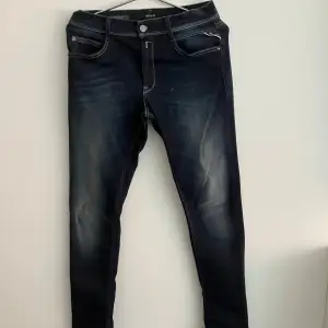 Riktigt snygga replay jeans med bra skick 9/10 skick nypris på dessa var 1200 säljer för 700 
