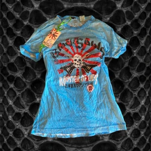 Black souls t-shirt - Jättefin t-shirt med coola detaljer och som desutom har prislappen❤️❤️ den är lite genomskinlig 