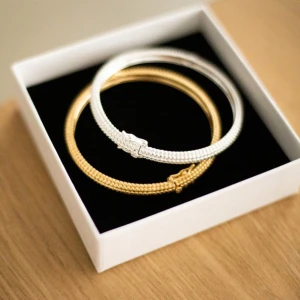 SÖKER!!!! - Söker detta armband som Ellinor Löfgren designade tillsammans med Safira, är det någon som har det och vill sälja till mig?  Vill ha det guldiga i den större storleken🩷