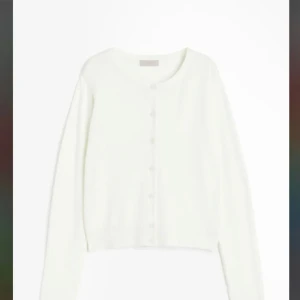 Vit kofta - Jätte fin vit h&m kofta i storlek XS! Så snygg o går och styla med enkelt💗 Perfekt till sommarkvällar