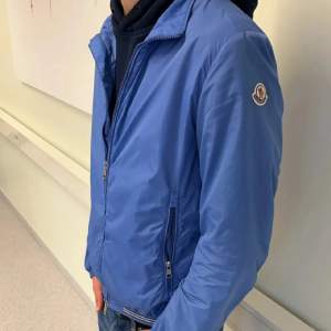 Fet Moncler Windbreaker! Skick 9/10 Använt fåtal gånger. Storlek 3 men passar S. Nypris är 6499! Passar jätte bra för hösten 