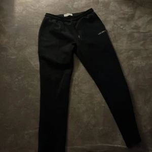 Les Deux Byxor - Hej säljer dessa jättesnygga Les Deux byxor då jag inte använder dom så mycket. Nypris var runt 1000 kr. Inga deffekter eller nånting sånt utan i jättebra skick! 