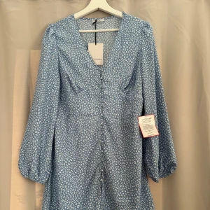 Klänning - Fina klänningar från Nelly. Bild 1 storlek 42 och bild 2&3 storlek 44. Passar även M. Lappar kvar.