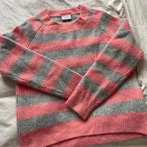 Stickad tröja från grunt  - Rosa grå skön stickad tröja från grunt i barnstorlek L  Nypris 550kr Mittpris 250