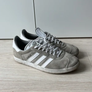 Adidas Gazelle skor  - Skick 8/10  Strl 42 2/3