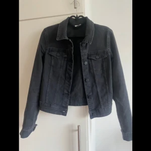 Jeansjack - Stretchig jeansjacka i en stentvättad svart färg. Inga fel på den 