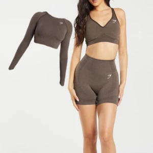 Gym-sett från gymshark  - Brunt sett från gymshark som inte används - nyskick och i stort sätt oanvänt✨ säljer shortsen och långärmad tröja (inte BHn som finns på bilden)🌸 settet är i mörkare brun färg - kom för egna bilder 