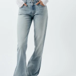 Zara jeans bootcut - Zara jeans i strl 40. Slitna längst ner då de är för långa på mig som är ca 170. 