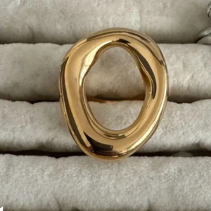 Ringar  - Ringar i rostfritt stål, köpta här på plick men passade inte så bra på mina händer. Jättefina dock. Den är inte justerbar  🥰🥰  89kr 