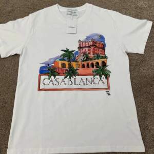 Casablanca t shirt av den nya kollektionen, stilren och unik. Storlek S i toppskick ☺️