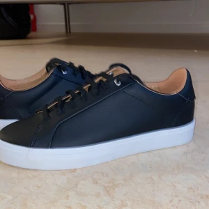 RACE MARINE sneakers  - Storlek 40  Inte använda bara provat va för små så dörför säljer jag dom   