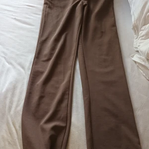Bruna kostymbyxor  - Byxorna är i mycket bra skick Använd ett fåtal gånger pga att den ej passar mig i storleken