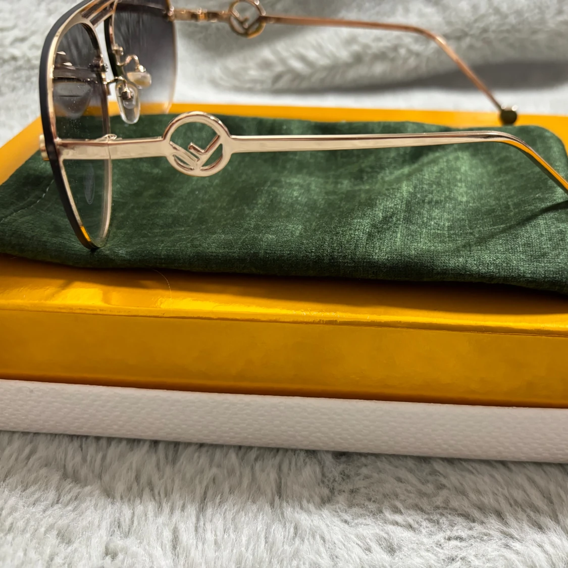 Fendi liknande solglasögon  - 90