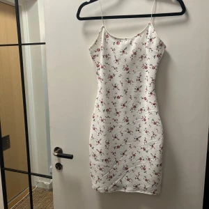 Fin somrig klänning ifrån nelly - Fin blommig klänning från nelly använd ett fåtal gånger i storlek xxs 💕
