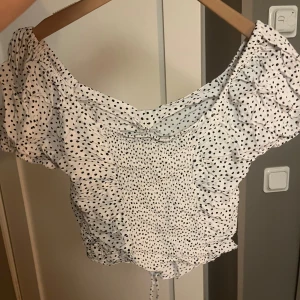 Prickig topp  - Snöret i mitten går att dra åt så att man kan ändra om man vill ha mer urringat och kortare eller längre. Knappt använd och sitter jättebra!