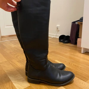 Svarta boots - Svarta snygga boots med lite lägre klack. Använda ett par gånger och är super sköna, det är bara ena ”knappen” som man stänger med är av, men fungerar lika bra med ett gem eller något annat litet. 😊