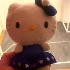 Hello Kitty nalle - Säljer Hello kitty Nalle. Blå med vinter ❄️ 