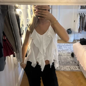 Vit topp - Vit topp med volanger ifrån zara i storlek s 