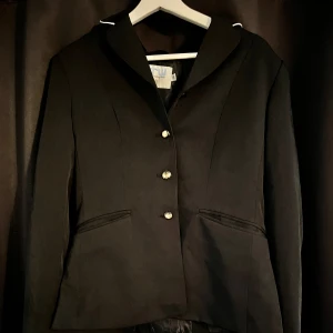 Tävlingskavaj knappt använd. - Äldre men använd fåtal gånger, från CRW.  Jättefina detaljer!!   Även denna passar XS-M Nypris: ca 500kr  Mitt pris: 200kr 