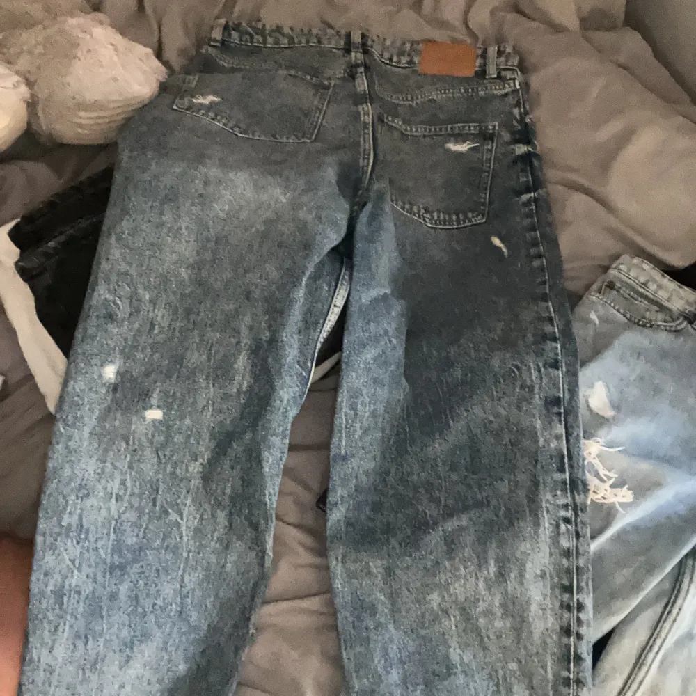 Blåa mom jeans köpta 2020 anvönd 2 gånger typ, inga fel utan i jättebra skick, högmidjade. Jeans & Byxor.