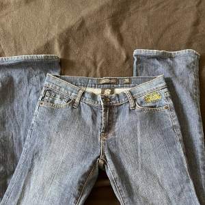 Jeans från Ed Hardy, har inga defekter. De är lågmidjade i storlek 26, (jag är storlek S och de passar perfekt på mig.) säljer för att de inte kommer till användning men jag tycker verkligen om de och vill bara se om nån är intresserad