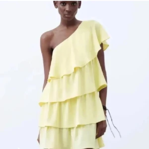 Gul klänning  - Säljer denna klänning då den ej kommer till användning🥰