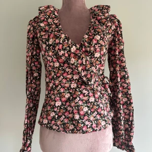 Cute floral cotton blouse - Super cute blouse in a floral cotton fabric from oasis   Wraparound blouse that ties on the side