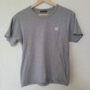 Acne T-shirt  - Grå acne T-shirt, nästan oanvänd! Jätteskön och mjuk💓 lite skrynklig på bilderna då den legat i en låda, men det är bara att stryka/tvätta! Storlek XS men passar även S🔥 nypris ligger på runt 1600🎀