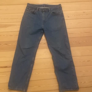 Levi’s Jeans  - Levi’s Jeans, sitter lite större än vanliga 501 men dom sitter bra