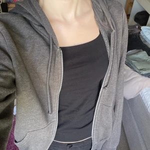 Grå zip-hoodie - Säljer en grå zip hoodie från h&m divided i strl. M💗Använd ca 7 gånger och har inga fel men såklart inte i nyskick (lite små nopprig vid ärmarna osv)☺️Perfekt basplagg/basic och till sommarkvällar🤩Billiga kläder➡️min profil❤️