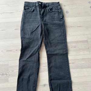 Svarta jeans  - Knappt använda, super bra passform  