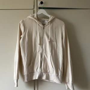 Hoodie - Ljus hoodie från hm. Har dragkedja och luva. Är benvit ✨