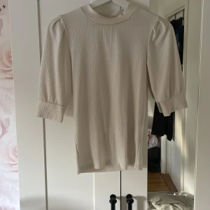 söt topp❣️ - säljer nu denna söta tröja från vila! I storlek XS. Den är lite tajt i modellen men sjukt snygg💖💖 köptes för 350 