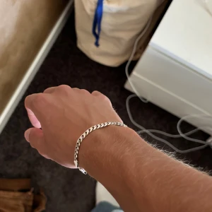 Silver armband - Säljer mitt silver armband som jag fick för ett tag sen. Priset kan diskuteras!
